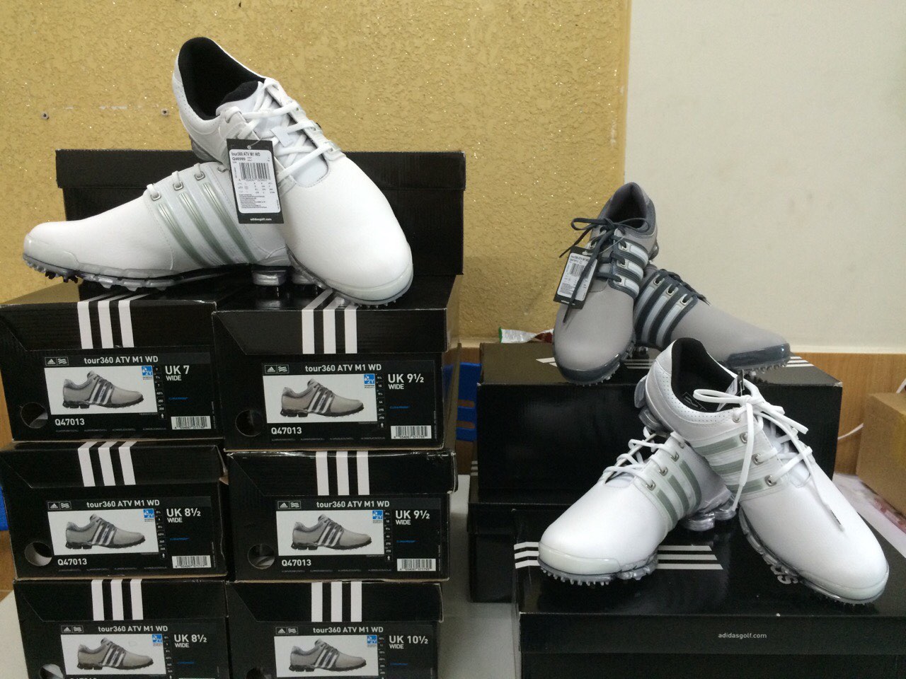 Adidas là một trong số các hãng giày golf phổ biến nhất trên thị trường cách mua giày golf
