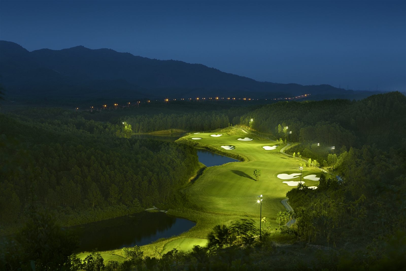 Quang cảnh sân golf Đà Nẵng bà nà hill về đêm