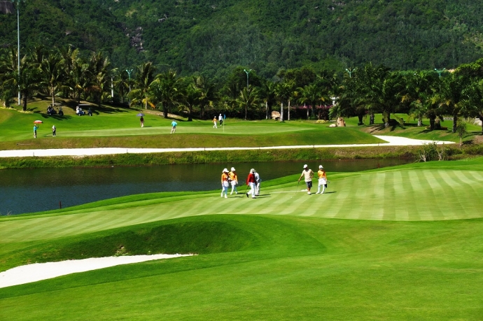 Đường fairway tại sân golf Diamond ở Nha Trang