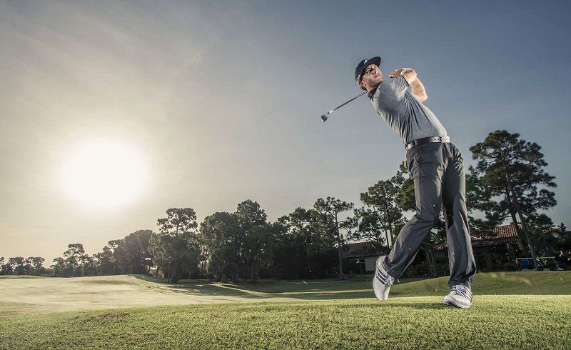 Tập luyện ở khu vực driving range giúp golfer nâng cao 