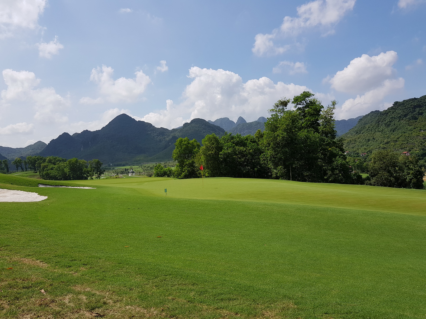 Thảm cỏ tuyệt đẹp tại sân golf Kim Bảng hà nam