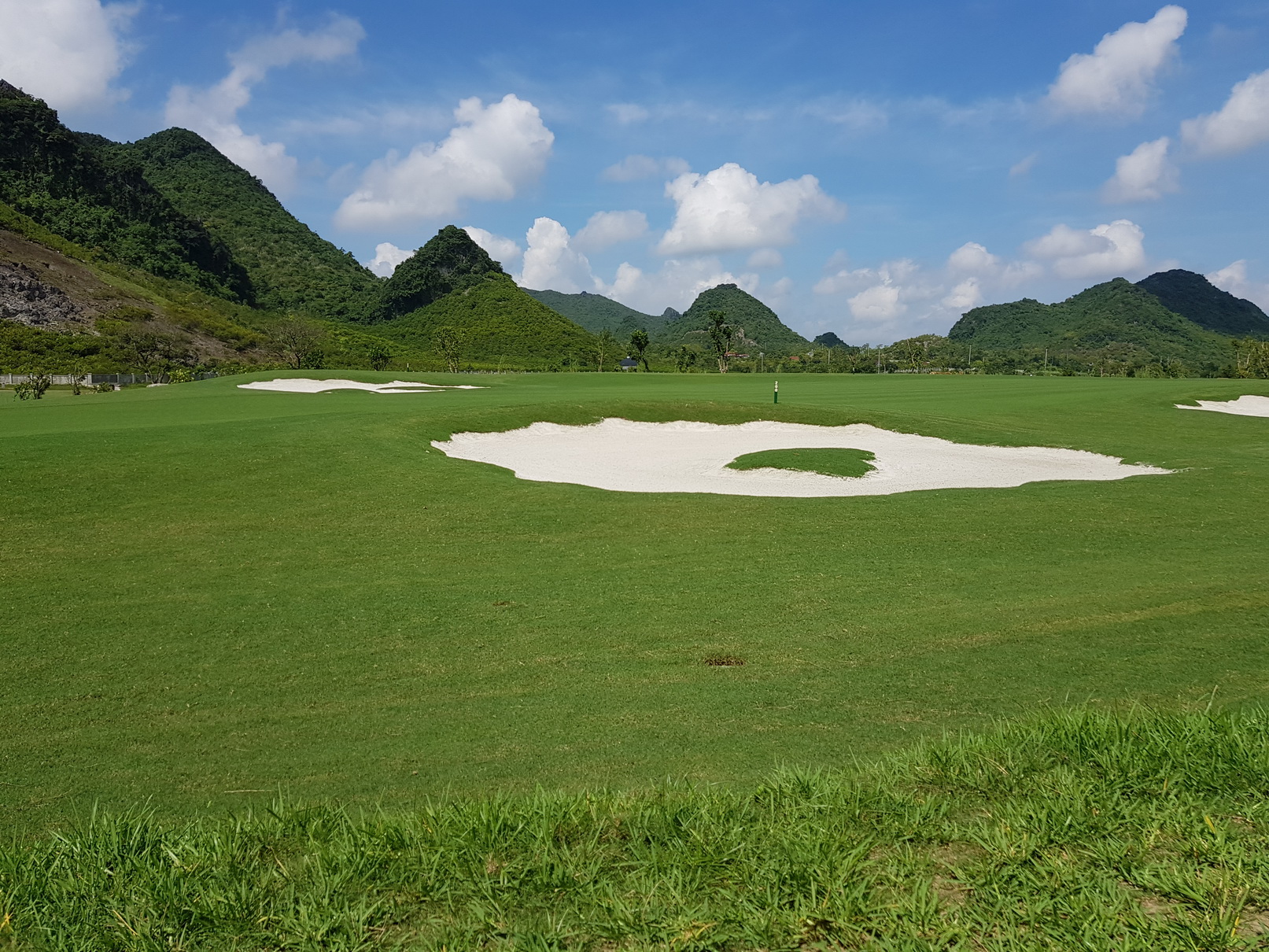 Quang cảnh xen núi của sân golf hà Nam