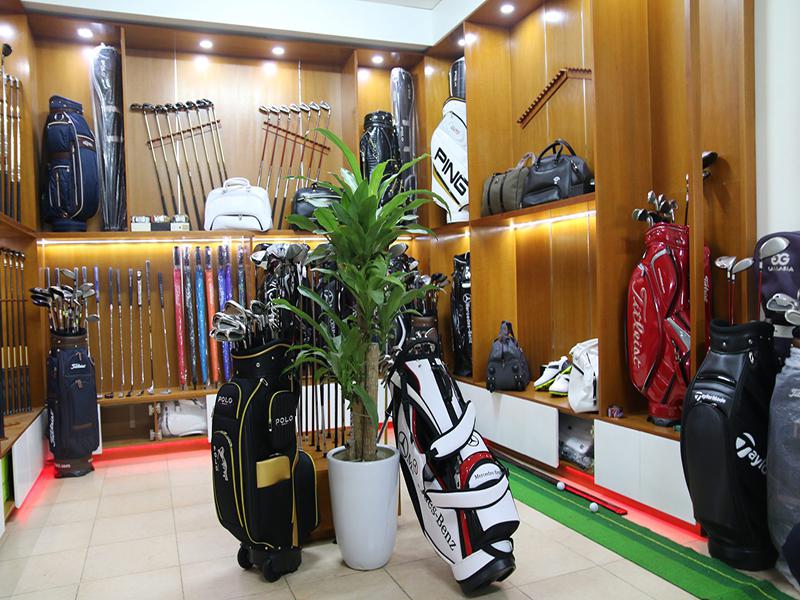 Một góc showroom trưng bày các model gậy tại GolfShopping