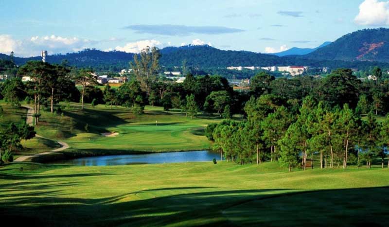 Ngắm nhìn sân golf Dalat Palace từ xa