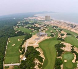 Sân golf sở hữu vị trí địa lý thuận lợi