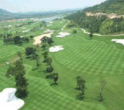Quanh cảnh xanh mát của sân golf Tam Đảo