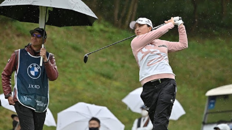 Ko Jin Young thi đấu dưới trời mưa ở vòng đầu BMW Ladies Championship hôm 21/10