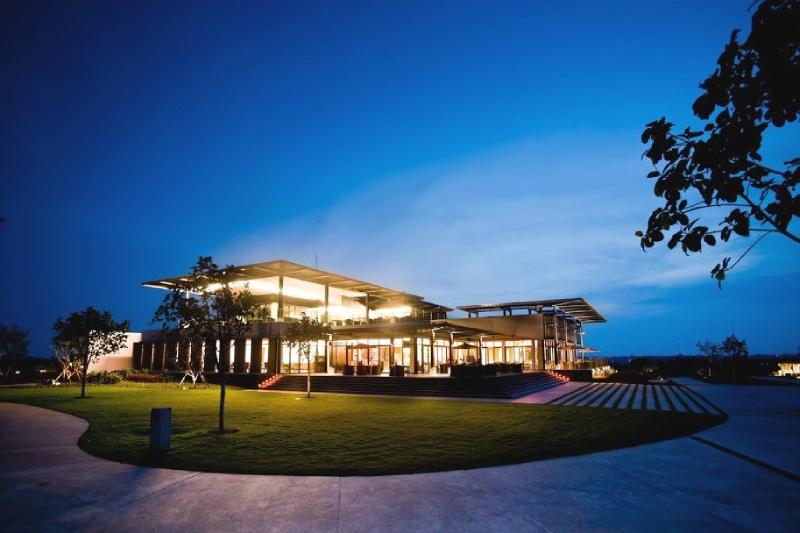 Tòa nhà câu lạc bộ sân golf BRG Đà Nẵng về đêm