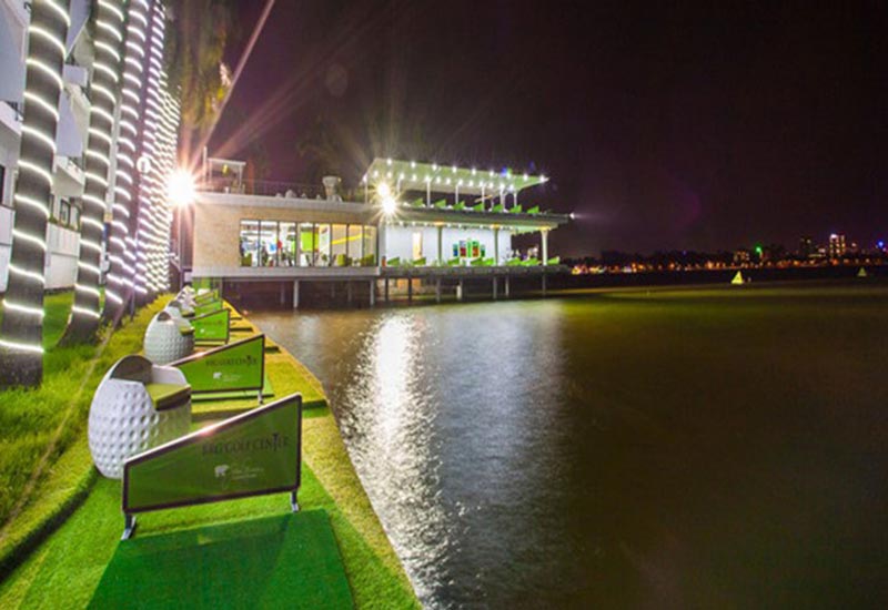 Sân golf nằm trong khuôn viên khách sạn Thắng Lợi có view hướng ra hồ Tây thơ mộng