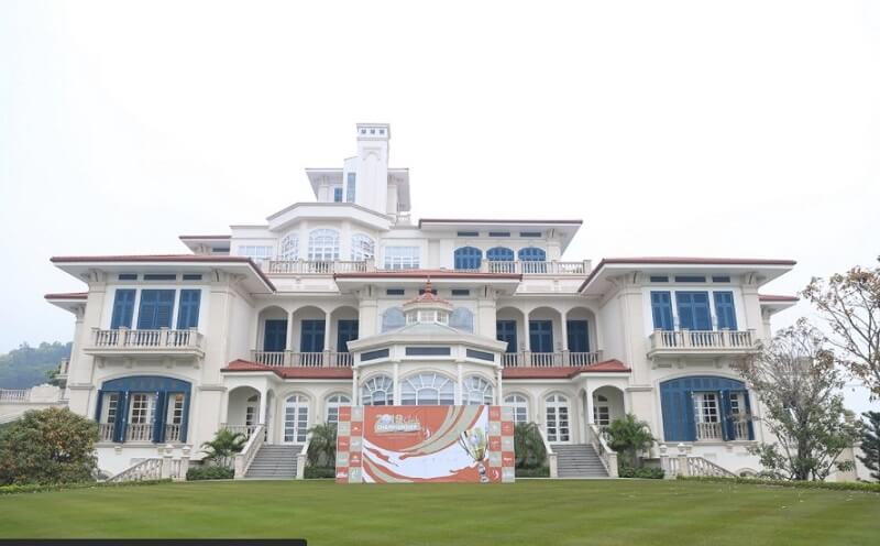Nhà câu lạc bộ của Legend Hill Golf được đầu tư xứng tầm với kiến trúc và phong cách cổ điển đương đại