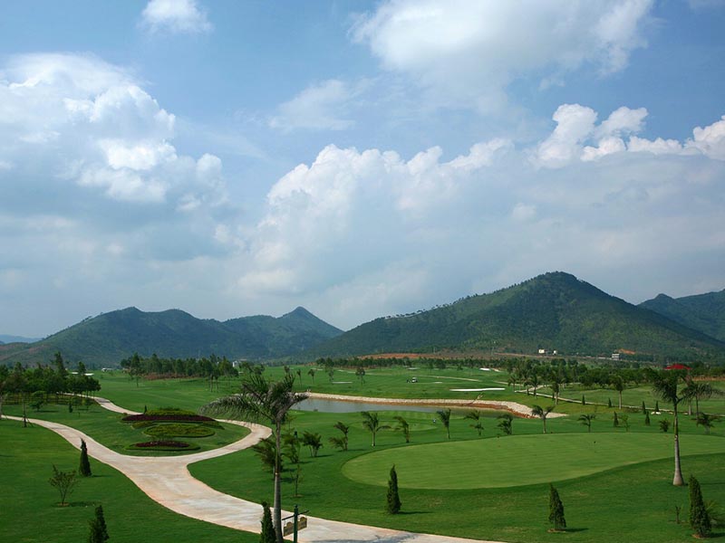 Sân được thiết kế khá ấn tượng với 28 hố golf trên diện tích 108 ha
