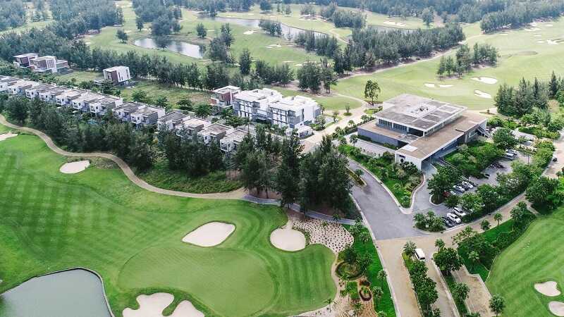 Từ nhà Câu lạc bộ, golfer có thể ngắm nhìn trọn vẹn toàn cảnh sân golf