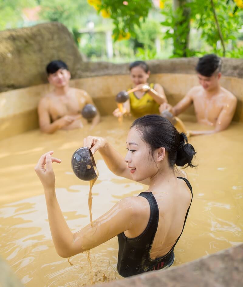 Tại đây, tắm bùn Thác Tiên là một trong những loại hình dịch vụ nổi bật được nhiều khách hàng yêu thích