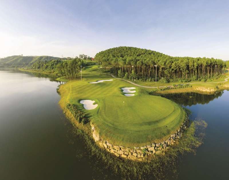 Sân golf Tràng An có sự kết hợp hài hoà giữa cảnh núi non hùng vĩ và hồ nước hữu tình