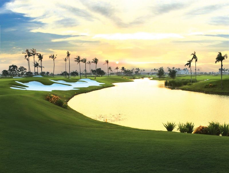 Tại sân golf, các bẫy cát và hồ nước được bố trí hợp lý với đầy đủ kích thước khác nhau