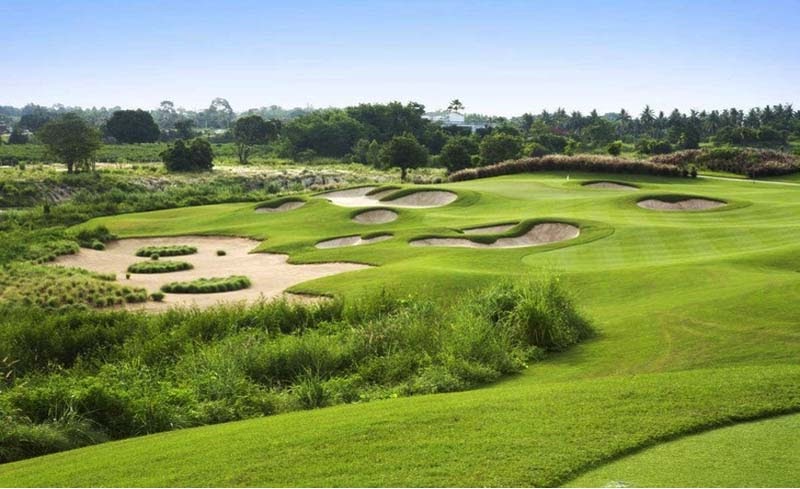 Sân golf Vũng Tàu này mở ra một không gian mang màu xanh của nền trời và thảm cỏ