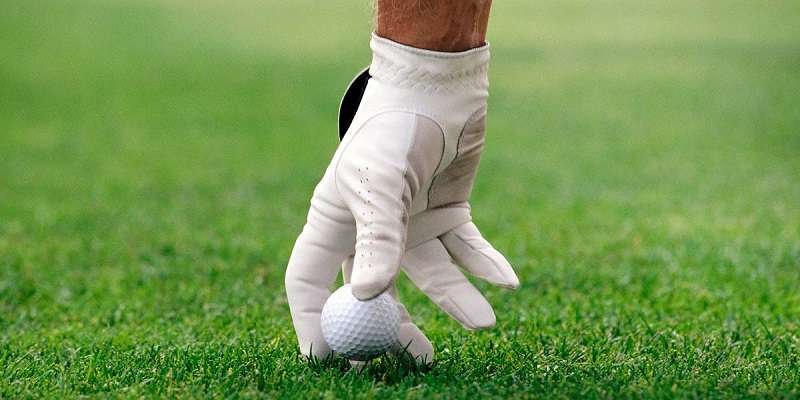 Khi ra sân, golfer nên đeo thêm găng tay