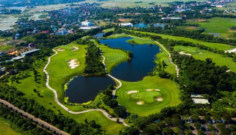 Sân golf Chí Linh có diện tích rộng lớn cùng phong cảnh thung lũng thơ mộng 