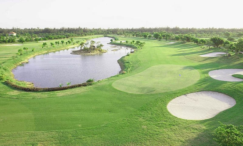 Sân golf Cửa Lò nằm cạnh biển với thiết kế độc đáo 
