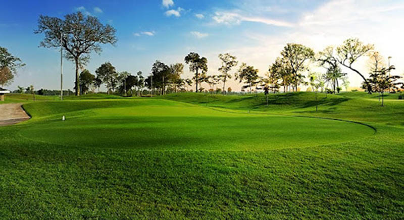 Sân golf có diện tích lên đến 80ha với 18 hố golf đạt chuẩn 