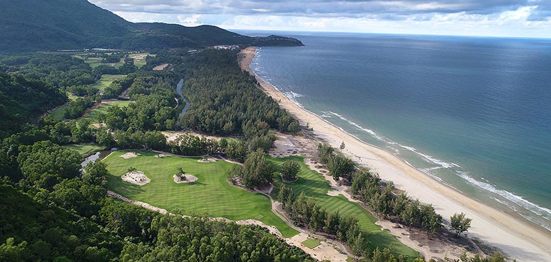 Sân golf lớn nhất Đông Nam Á Laguna Lăng Cô - Việt Nam tọa lạc tại vịnh Lăng Cô - Huế