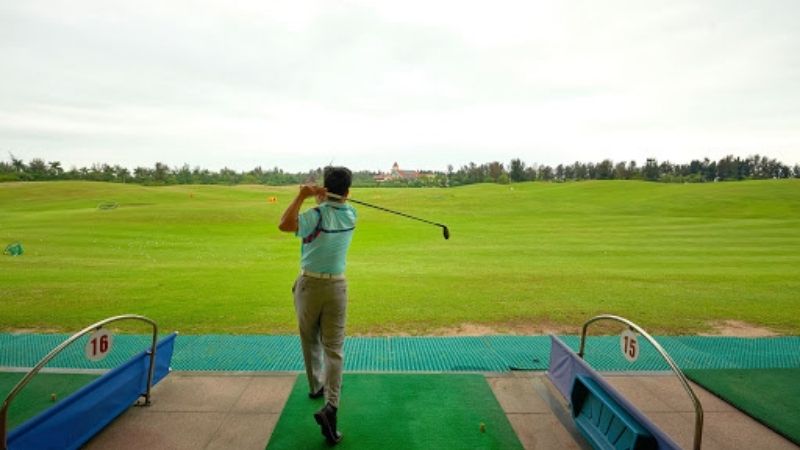 Sân tập golf rộng lớn và hiện đại