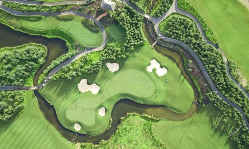 Sân golf Sầm Sơn FLC Golf Links nằm ở điểm giao giữa biển Đông và dòng sông Mã