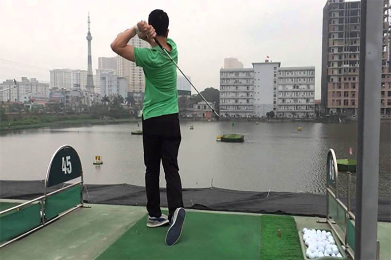 Sân tập golf Lê Văn Lương nằm ngay trung tâm thành phố, giao thông vô cùng thuận lợi 