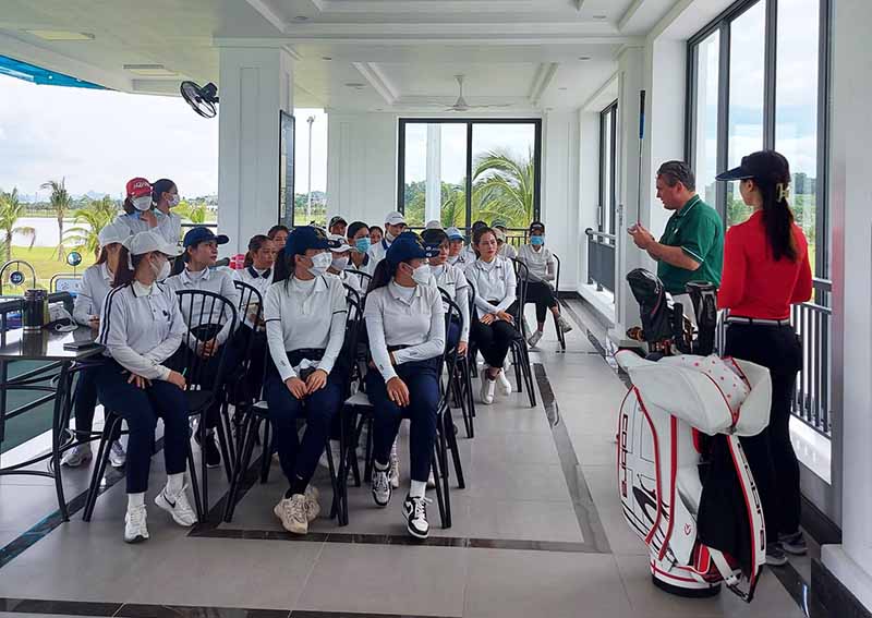 Phòng dạy golf với nhiều chuyên gia ở sân tập golf Tuần Châu