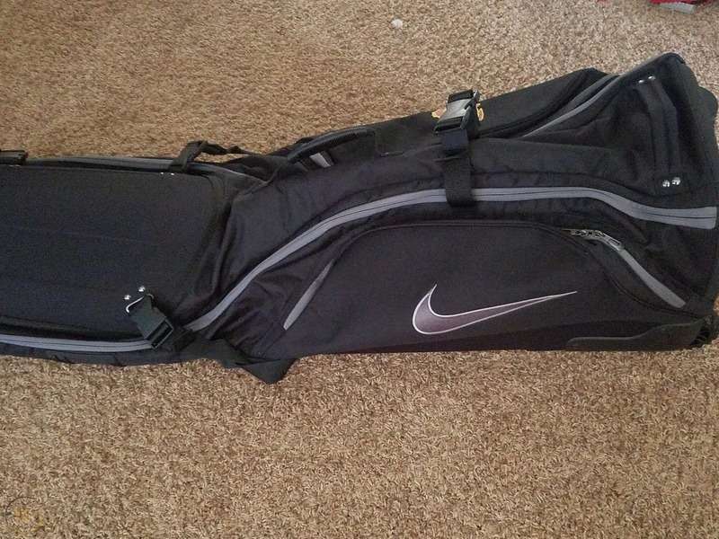 Túi gậy golf hàng không của Nike rất bền, có chất lượng hàng đầu và có khả năng bảo vệ gậy một cách tuyệt đối