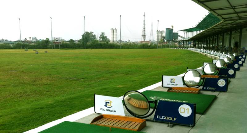 Sân tập golf ngoài trời mang đến không gian rộng lớn và thoải mái