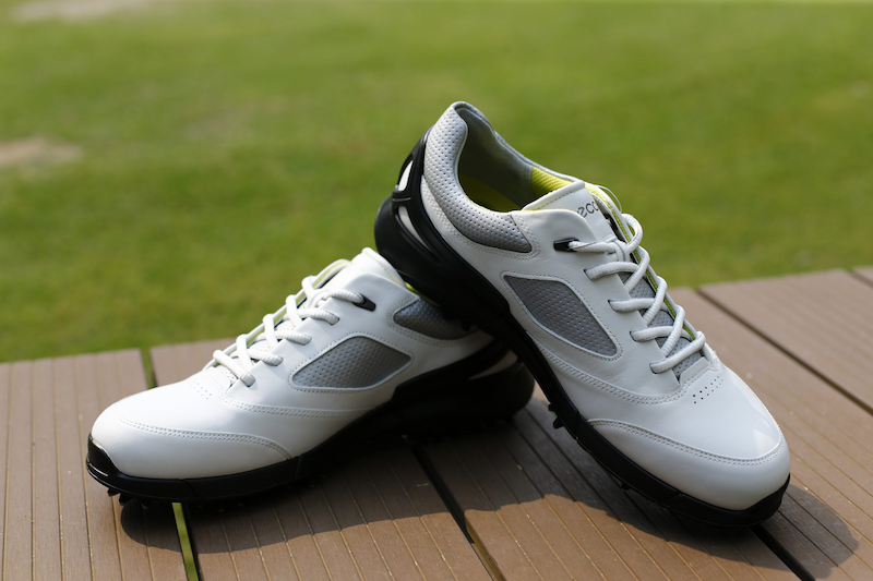 Golfer nên chọn giày có phần đế phù hợp để thuận tiện hơn khi di chuyển