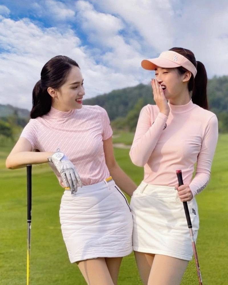 HH Hương Giang cùng hội bạn trên sân golf