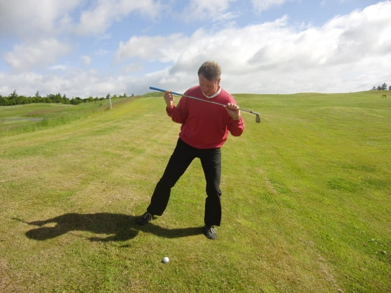 Golfer mở rộng cánh tay để tạo cú swing chắc hơn