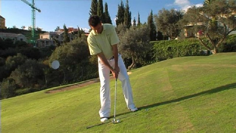 Khi đánh bóng ở sườn dốc, golfer nên chú ý để vai song song