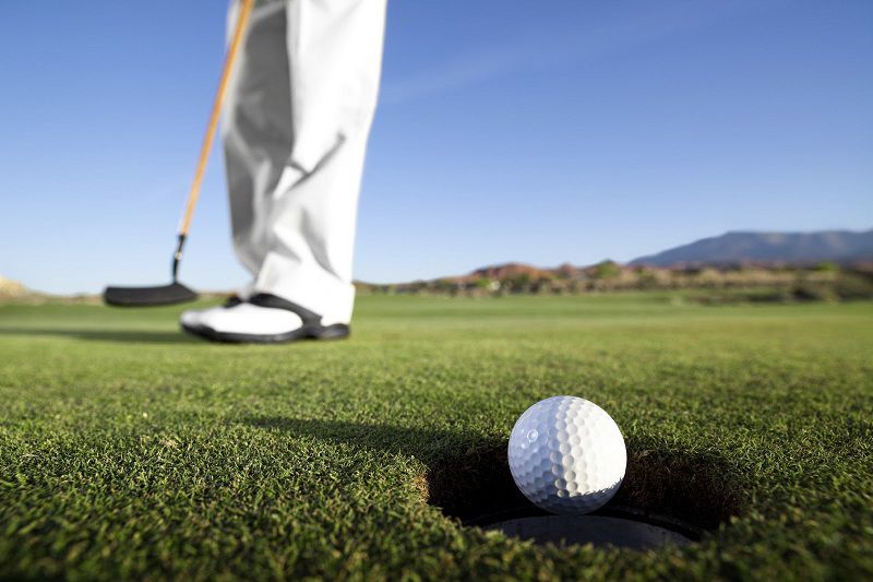 Mắt nhìn trên bóng - một trong những lưu ý golfer cần nắm được khi thực hiện kỹ thuật putting golf