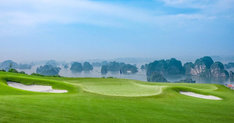 Sân golf FLC Quảng Ninh được ôm trọn trong lòng vịnh Hạ Long