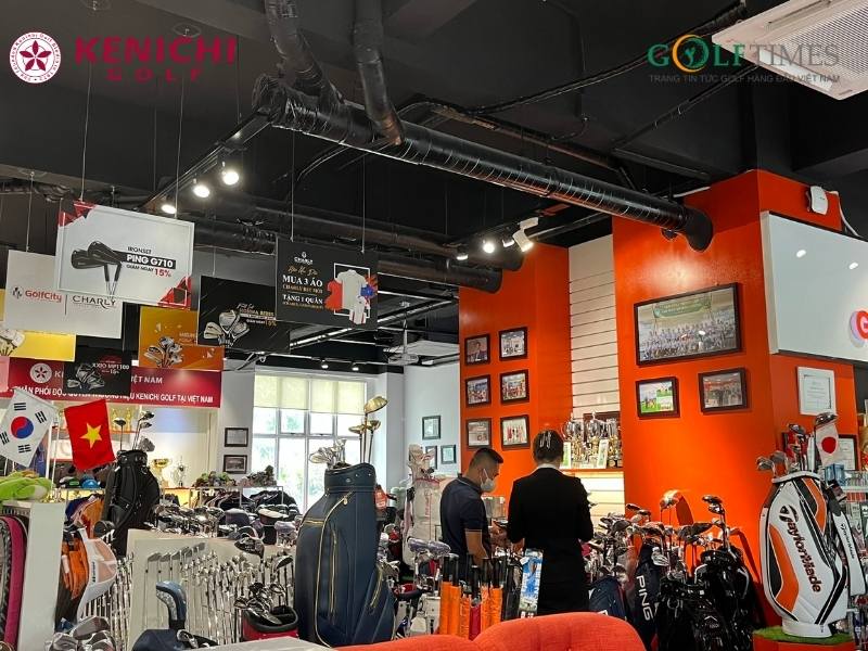 Do đó, bên cạnh việc sở hữu một phiên bản gậy golf đẹp, sang trọng cùng với nhiều tính năng công nghệ hoàn hảo đến từ hãng. Các golfer còn được sở hữu thêm việc “khắc tên” của mình trên từng phiên bản gậy golf trong một bộ gậy. Bởi thế, không chỉ gậy golf Kenichi đáng được sở hữu, mà các phiên bản gậy golf này còn là một ứng cử viên sáng giá cho việc lựa chọn quà biếu tặng cho các golfer dành cho đối tác, người thân….của mình trong các dịp đặc biệt. Ở Việt Nam, các golfer có thể tìm kiếm các phiên bản gậy golf Kenichi ở đâu? Bên cạnh với việc khắt khe trong các khâu chế tác gậy golf của mình, Kenichi Japan Golf cũng rất nghiêm khắc trong việc tìm kiếm gửi gắm và hợp tác cùng với các đơn vị phân phối gậy trên toàn thế giới. Bởi với hãng, mục tiêu nhân rộng thị trường của mình cũng cần được phát triển nhưng đối tác phân phối các sản phẩm cũng phải đầy đủ tiêu chuẩn và đạt được các mong muốn mà hãng mang đến. Do đó, sau nhiều giai đoạn đàm phán và chứng minh được những kỳ vọng của hãng mong muốn sẽ được đơn vị đáp ứng. Ngày 20/12/2019, Tập Đoàn Golfgroup đã ký kết hợp tác thành công với Kenichi Japan Golf và cho ra đời thương hiệu con của mình Kenichi Việt Nam. Đơn vị chuyên cung cấp các sản phẩm gậy golf, phụ kiện chính hãng đến từ Kenichi Japan Golf. Cũng như là đơn vị đại diện của Kenichi Japan Golf tại Việt Nam kết nối đến với các golfer tại thị trường golf Việt trên toàn quốc. 