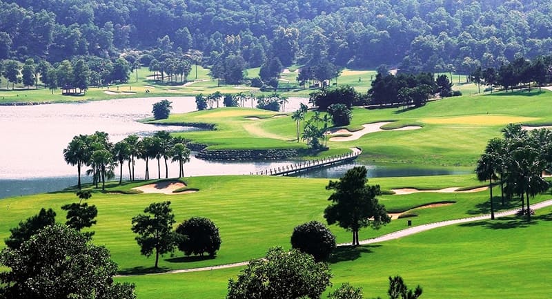 Sân golf Đồng Mô có quang cảnh sông nước hữu tình