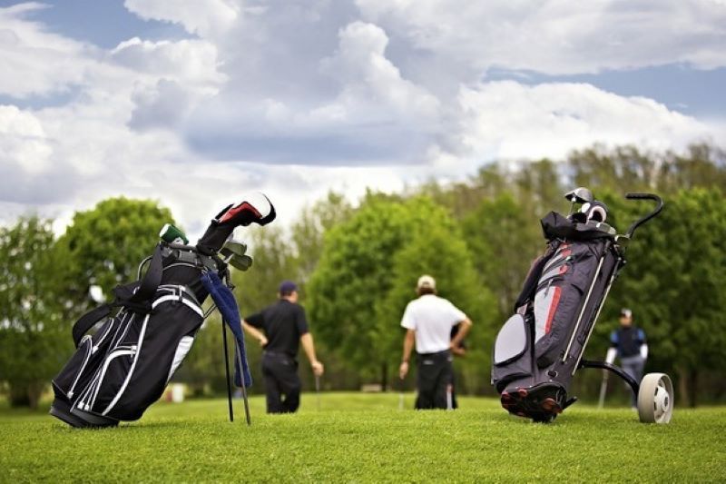 Sử dụng túi đựng gậy golf giúp golfer dễ dàng di chuyển