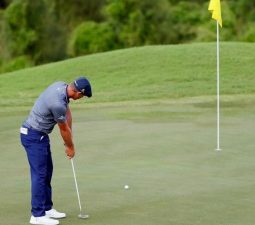 Khi bóng tự động di chuyển trên green, golfer cần để bóng lại vị trí cũ và thực hiện cú đánh