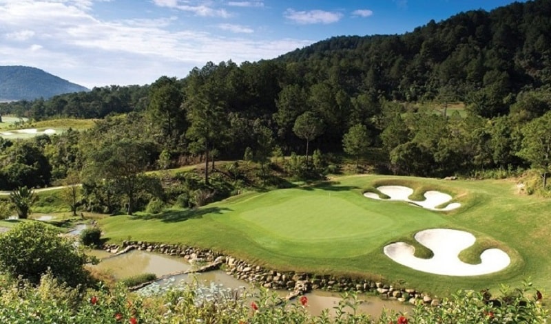 Sân golf Đà Ròn được xây dựng ở vị trí đắc địa thuộc xã Đạ Ròn, huyện Đơn Dương, tỉnh Lâm Đồng