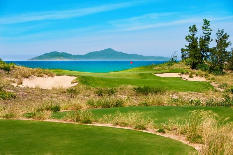 Sân golf The Dunes Đà Nẵng với cảnh biển thơ mộng và thảm thực vật hoang sơ