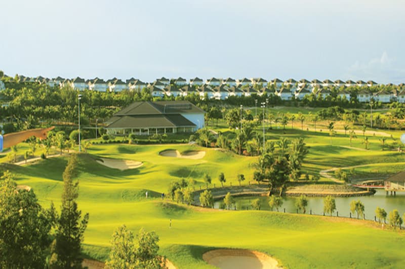 Sân tập golf rộng lớn, hài hòa với thiên nhiên