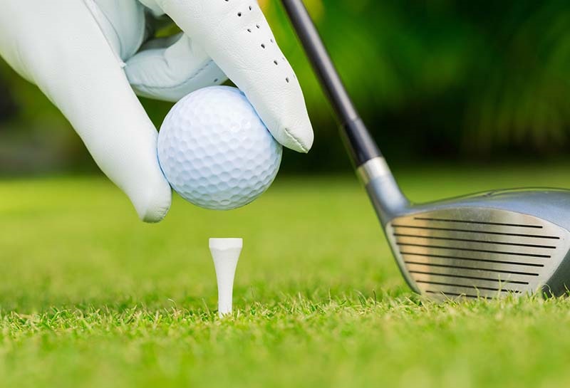 Tùy vào vị trí của tee mà golfer nên cân nhắc vị trí đặt bóng phù hợp