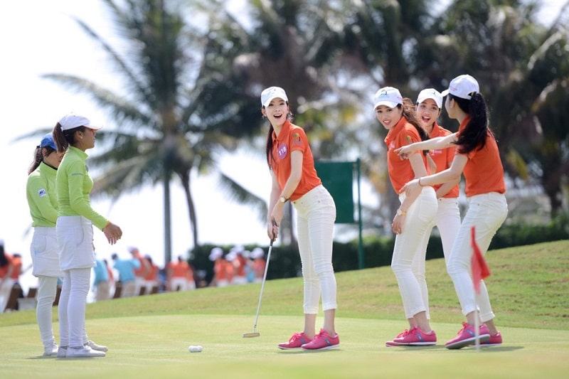 Người chơi nên chọn những mẫu áo đánh golf có khả năng chống tia UV