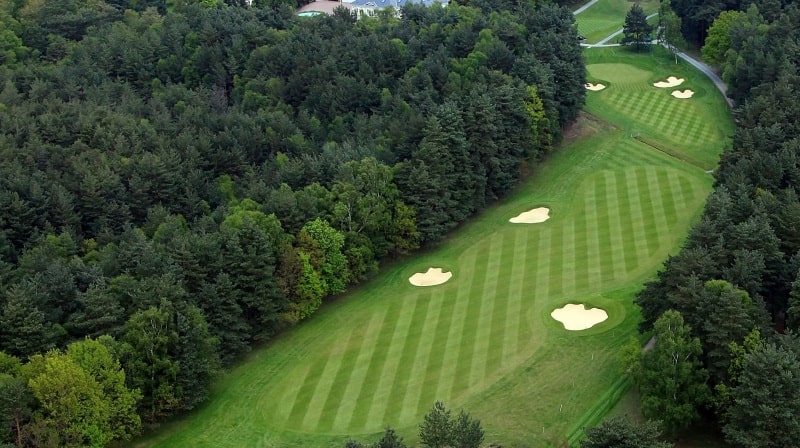 Sân golf tiêu chuẩn chia thành các khu vực chính khác nhau 