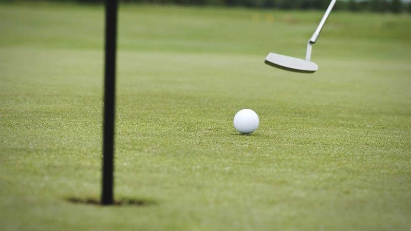 Người chơi nên chọn những mẫu gậy golf putter hiện đại để kiểm soát tốt đường bóng