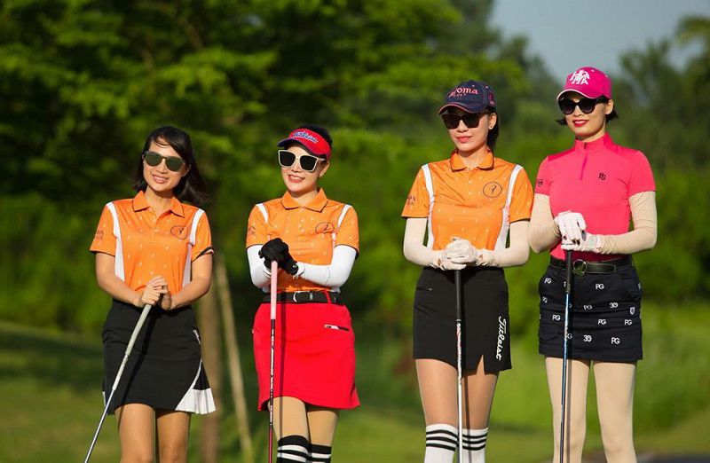 Golfer nữ cần mặc áo có cổ khi ra sân đánh golf