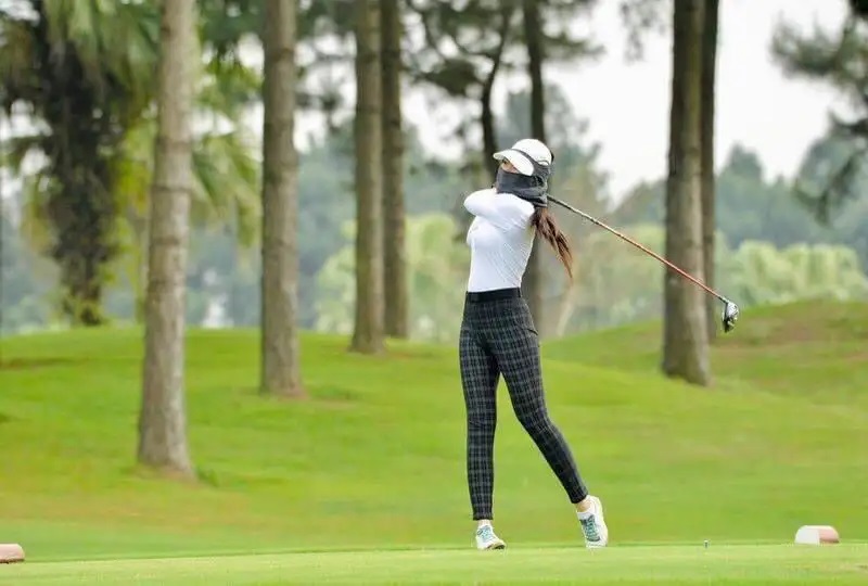 Golfer nữ cũng nên chú ý đến khả năng chống nắng của trang phục golf